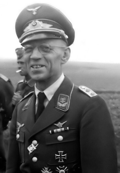 Bulgarian 1st pattern pilot's badge in wear